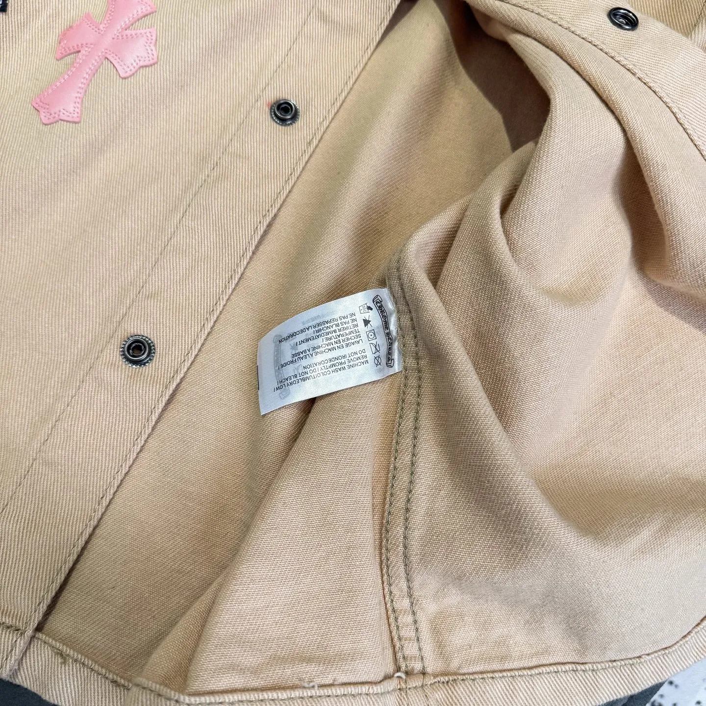 P260 Chrome Hearts丨Chloe Hearts 25ss Cherry Blossom Pink Leather Jacket Same Style for Men and Women WorkDog Pink Leather Jacket, a timeless workwear series. The fabric is made of custom-woven high-density canvas, which took more than two months. It was subsequently lightly coated to give the whole body a glossy look~ Zero color difference was achieved, and the fabric texture details were all in place! The crosses of the accessories are all genuine sheepskin, hand-stitched! The actual texture is better, the upper body is stiff, and it is OK for both men and women. The dark cross leather element has its own aura and can be worn with any outfit to slay the audience! Let you easily control the rate of return! The cross stitching is all lambskin, the inner leather is first-layer calfskin, the hardware is silver-plated, and the details are full. Size: S/M/L/XL Length: 66/68/70/72 Bust: 55/57.5/60/62.5 Shoulder width: 45.5/47.5/49.5/51.5 Sleeve length: 62/63/64/65